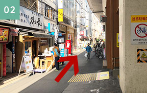 JR野田駅高架下のお店が並ぶ通りに出ますので右手方向に